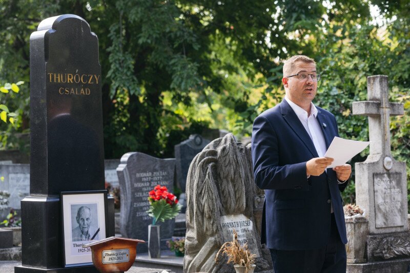 Nagy János beszédet mond Thuróczy Lajos megemlékezésén