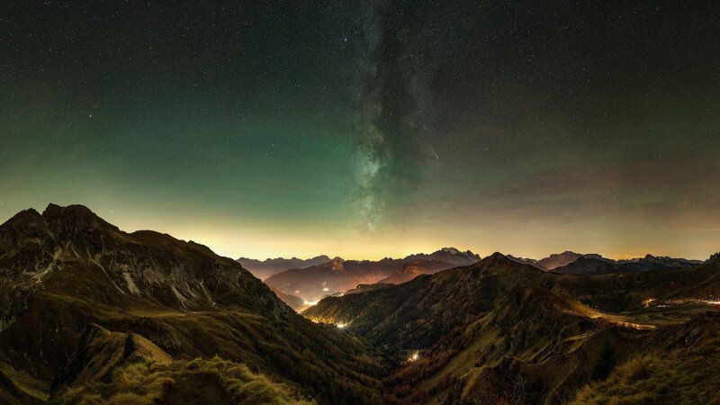 Üstökös a Dolomitok felett